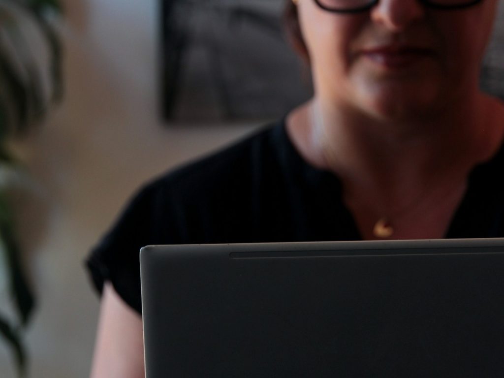 la mia immagine sfocata mentre lavoro al pc, durante una consulenza di comunicazione da remoto