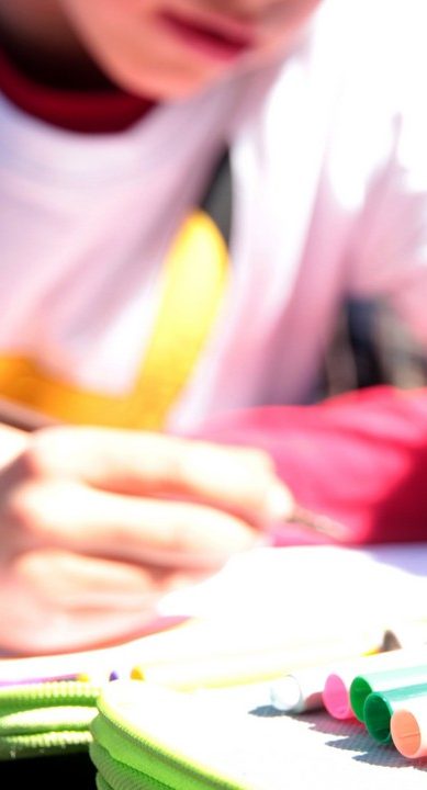 Scrivere con la penna: mani che modellano pensieri e società