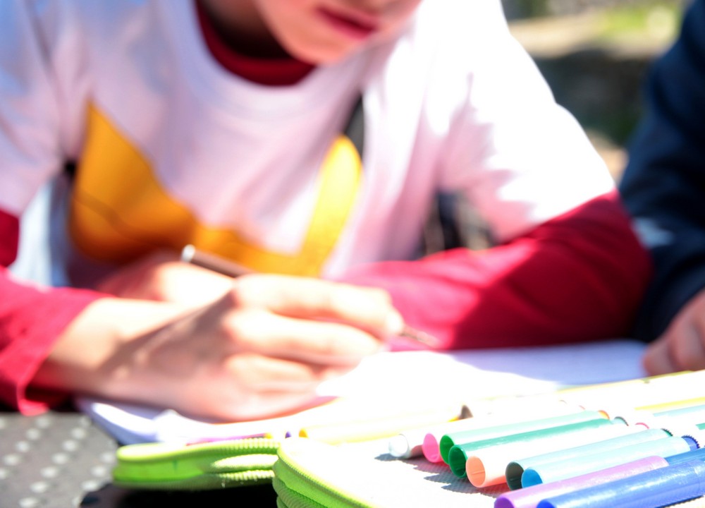 Scrivere con la penna: mani che modellano pensieri e società