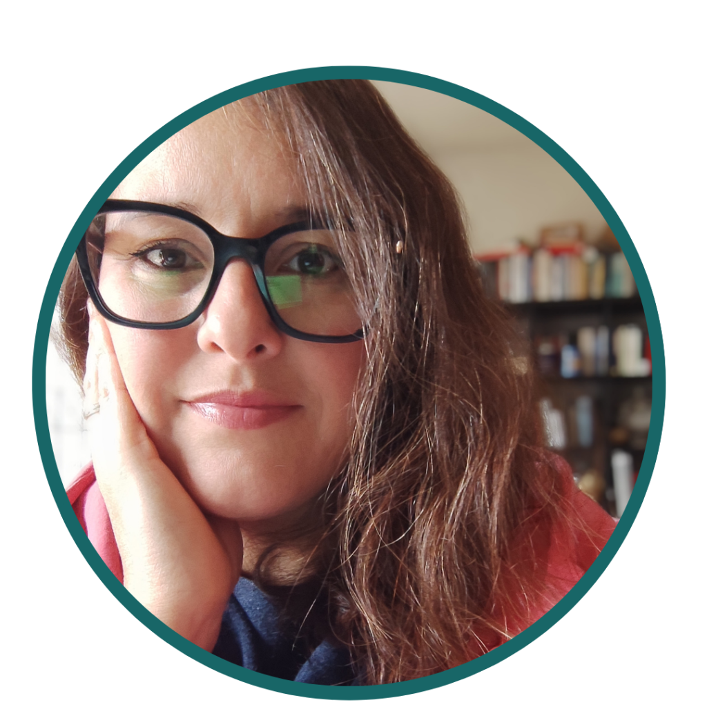 il mio viso in primo piano, una libreria sullo sfondo; la foto è circolare con il bordo verde