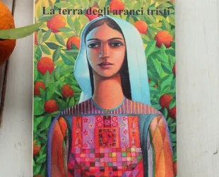 Raccolta di racconti La terra degli aranci tristi, che ho scelto per parlare di identità nella scrittura. La copertina raffigura l'illustrazione di una donna con un velo bianco che le copre in parte i capelli scuri e le cade dietro le spalle; indossa un abito tipico palestinese con colori sul rosa e arancione. Dietro di lei un albero di arance.