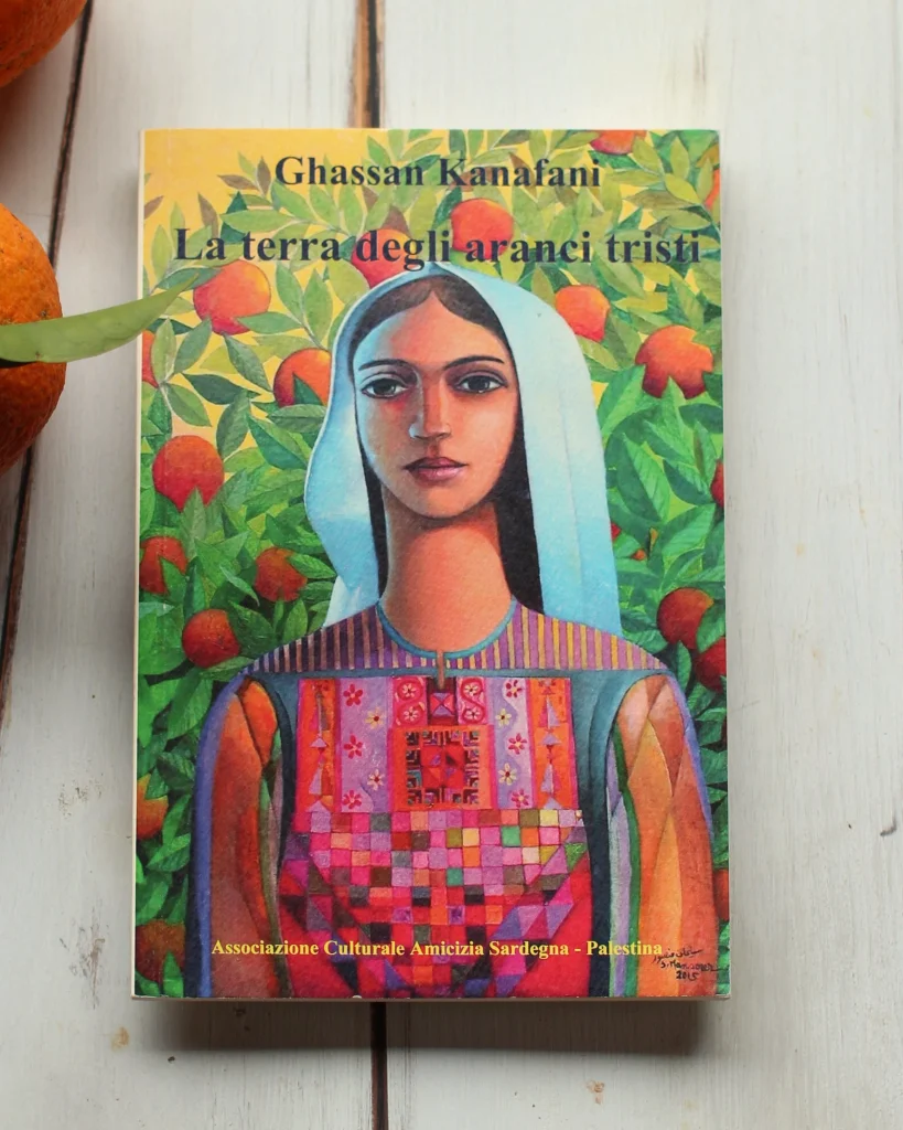 Raccolta di racconti La terra degli aranci tristi, che ho scelto per parlare di identità nella scrittura. La copertina raffigura l'illustrazione di una donna con un velo bianco che le copre in parte i capelli scuri e le cade dietro le spalle; indossa un abito tipico palestinese con colori sul rosa e arancione. Dietro di lei un albero di arance.