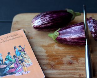 Copertina dell'articolo dedicato alla revisione dei testi. In primo piano il libro: La vendetta della melanzana di Bulbul Sharma. Sullo sfondo c'è un tagliere con un coltello e una melanzana affettata.