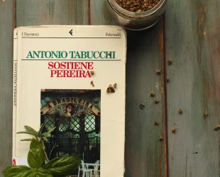 Copertina del romanzo Sostiene Pereira di Antonio Tabucchi. Foglie di basilico e rosmarino e un barattolo di origano agli angoli opposti sono i dettagli che decorano la foto