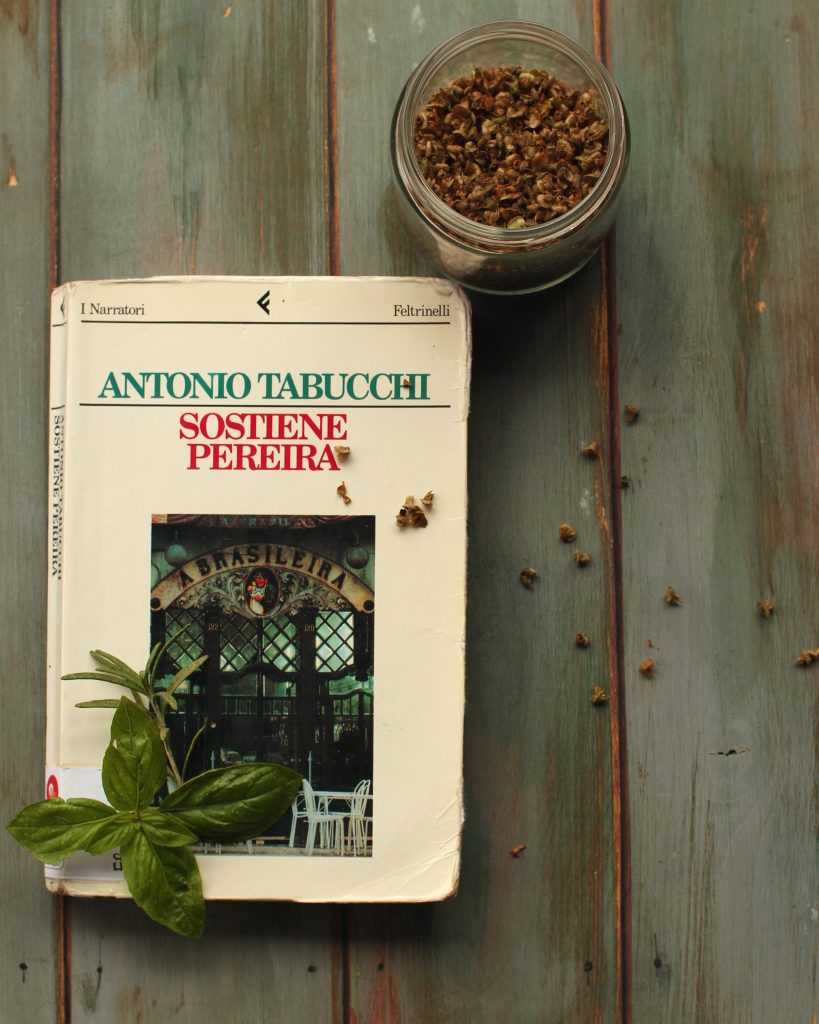 Copertina del romanzo Sostiene Pereira di Antonio Tabucchi. Foglie di basilico e un barattolo di origano agli angoli opposti decorano la foto